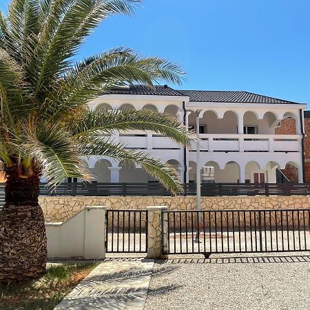 Apartmenthouse Ines Vir Buitenkant foto