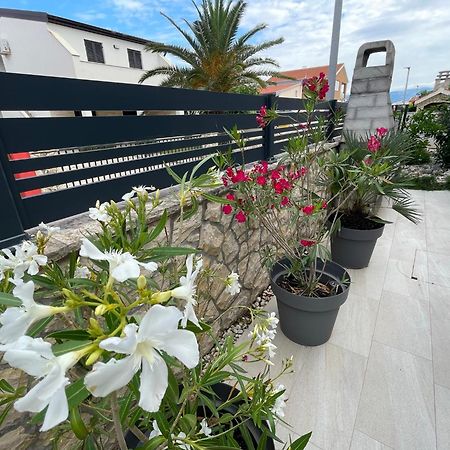 Apartmenthouse Ines Vir Buitenkant foto