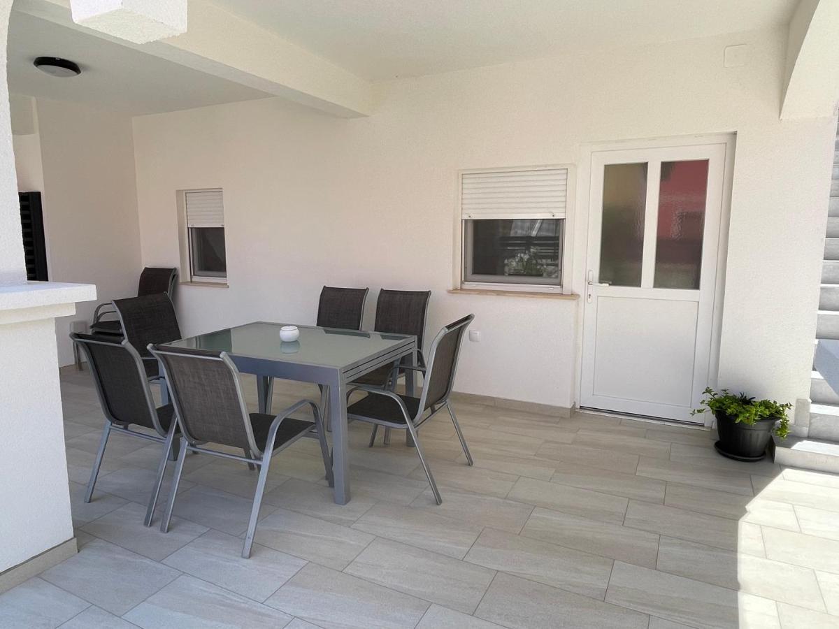 Apartmenthouse Ines Vir Buitenkant foto