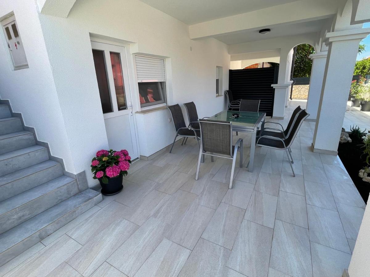 Apartmenthouse Ines Vir Buitenkant foto