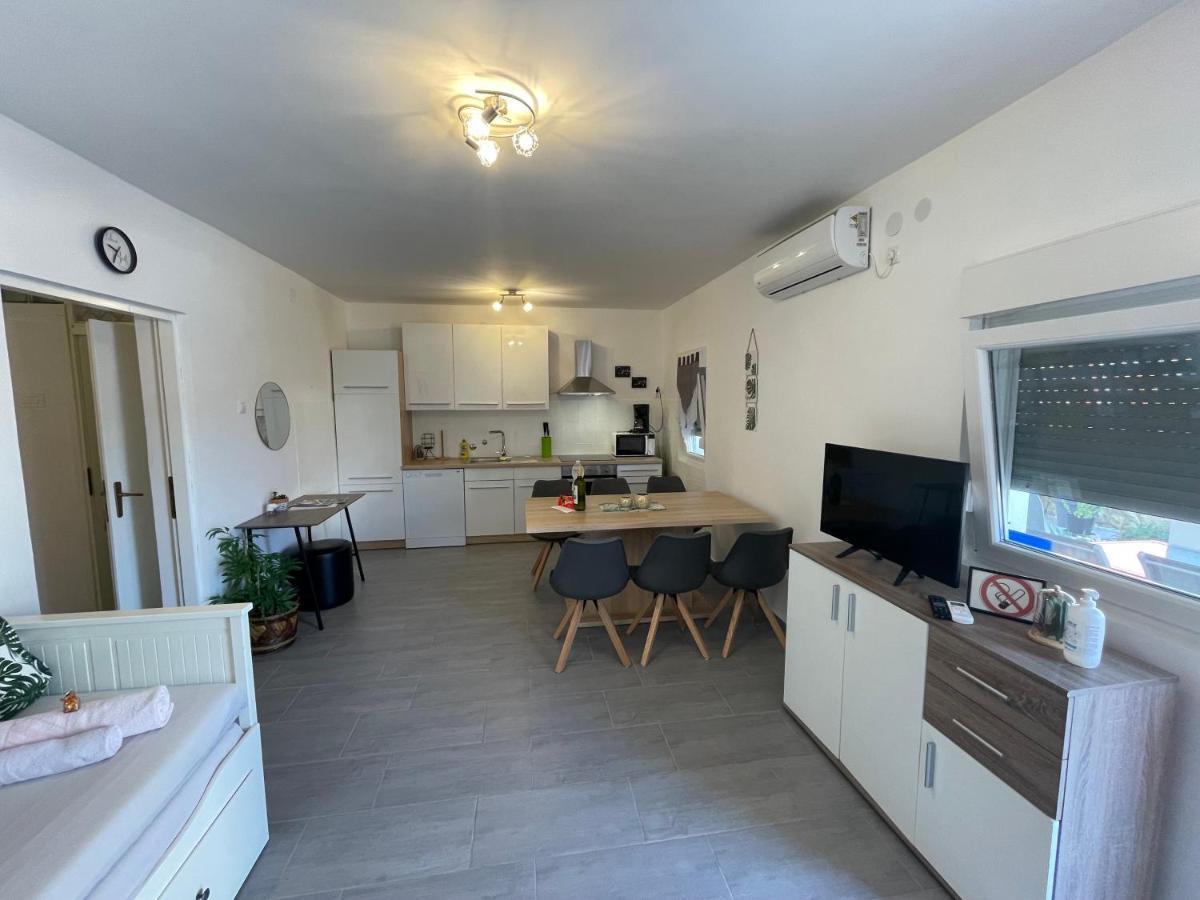 Apartmenthouse Ines Vir Buitenkant foto