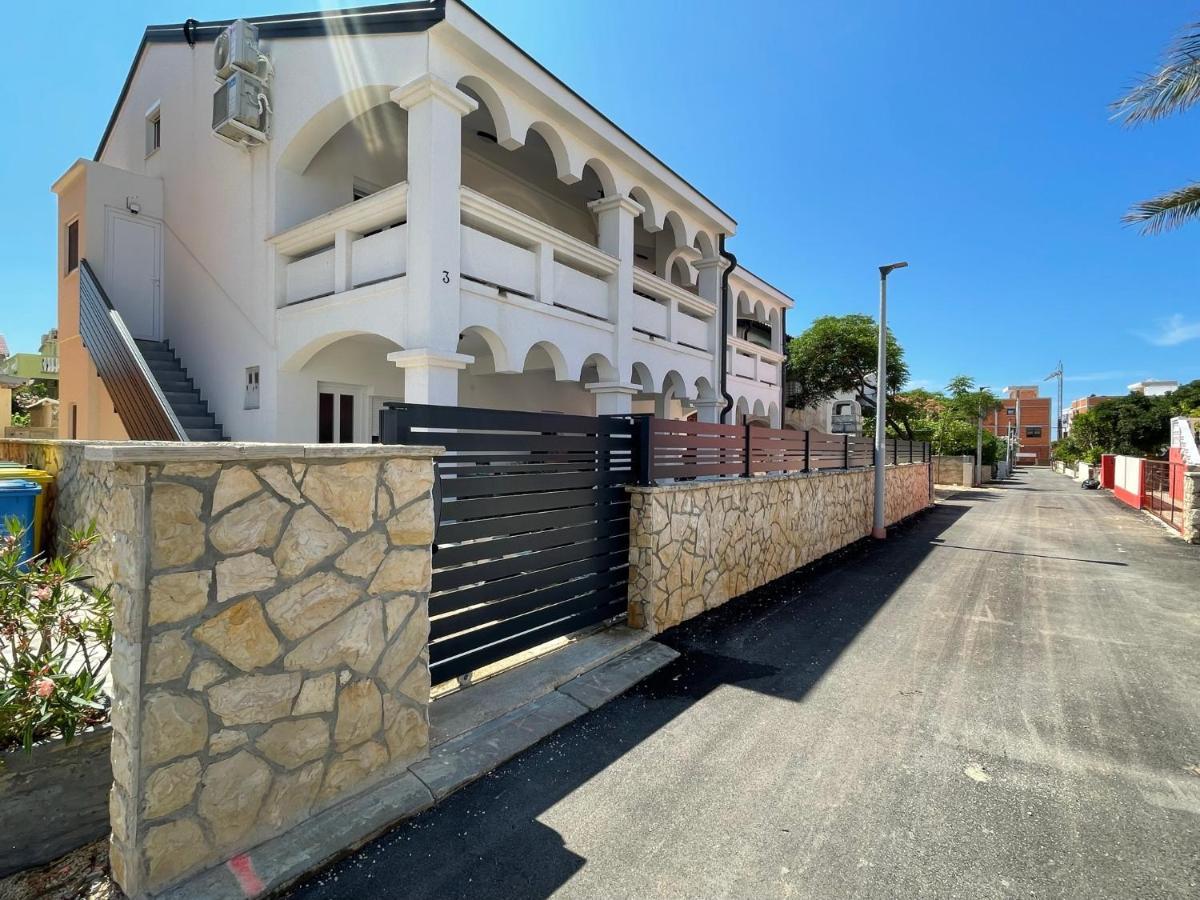 Apartmenthouse Ines Vir Buitenkant foto