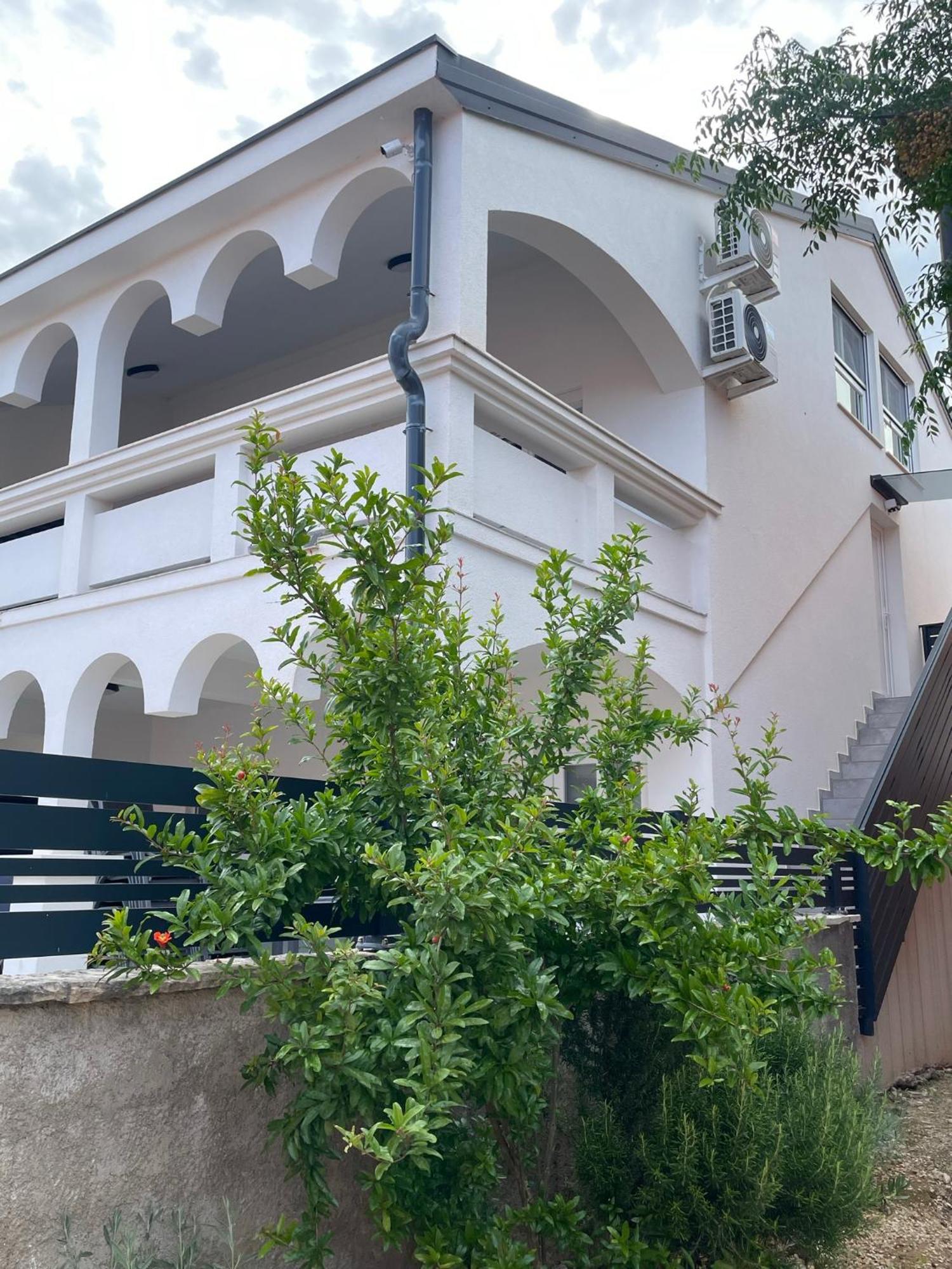 Apartmenthouse Ines Vir Buitenkant foto